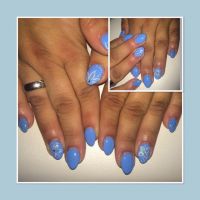 Fullcover blau mit Blüten Nageldesign