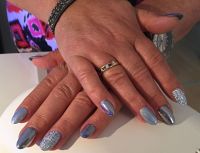 Fullcover in Blau Chrom und Glimmer mit Stamping Nageldesign