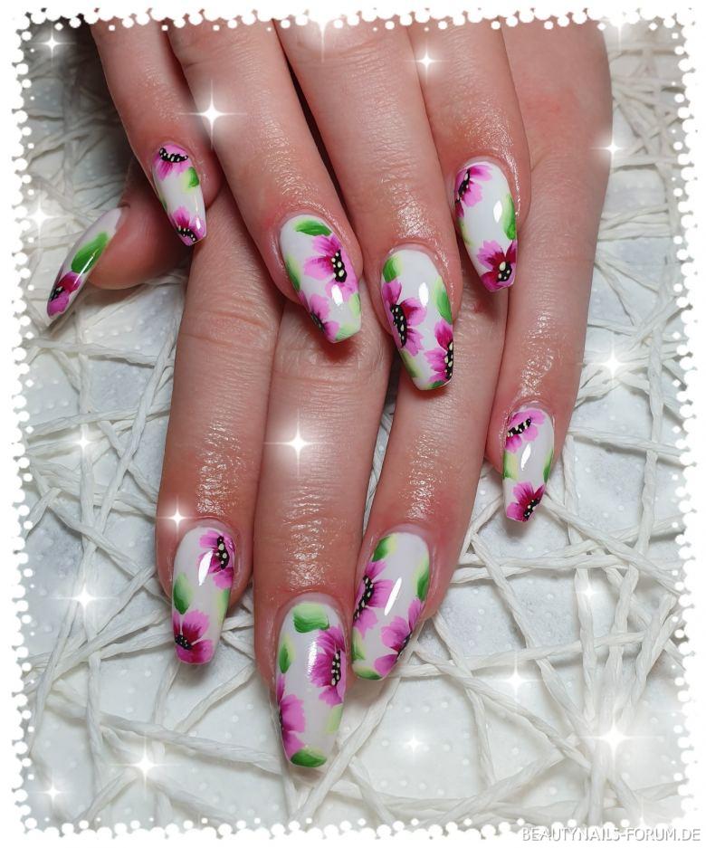 Fullcover mit Frühlingsmalerei Blüten und Blätter Nageldesign pink grün weiss - Gelmodellage Fullcover in weiß mit Blumen und Blätter in der Nailart