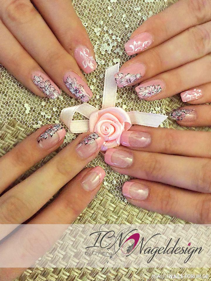 Fullcover und rosa French mit Blumen Nageldesign - zwei Varianten mit French und Fullcover - rosa Gel von nailcode. Nailart
