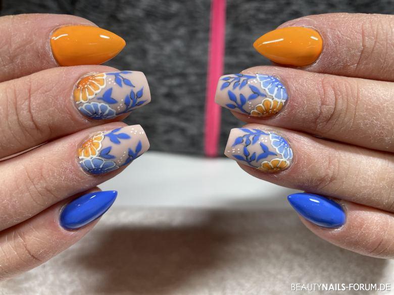 Gelmodellage blau orange mit Blumen handgemalt Nageldesign blau orange - Formen variation mit Blumen handgemalt Nailart