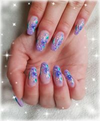 Gelmodellage Flieder mit One Stroke Blumen und Stein Nageldesign