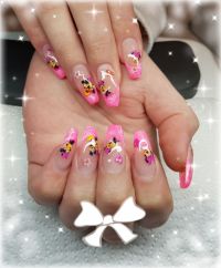 Gelmodellage im Minnie Mouse Design Nageldesign