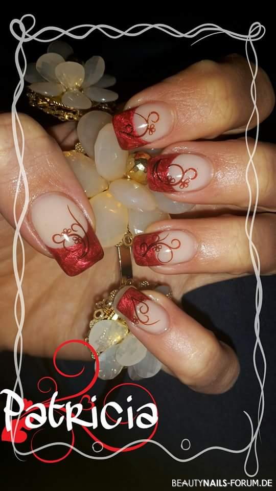 Gelmodellage Metallic rot mit Tattoos Nageldesign - Scuare Nägel aus Gel. Unter anderem Make up Gel und Metallic Nailart