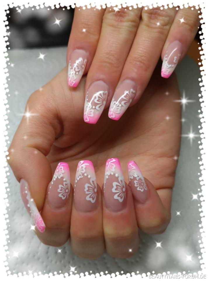 Gelmodellage mit Weiß/Pink Verlauf und Blumen Stamping Nageldesign