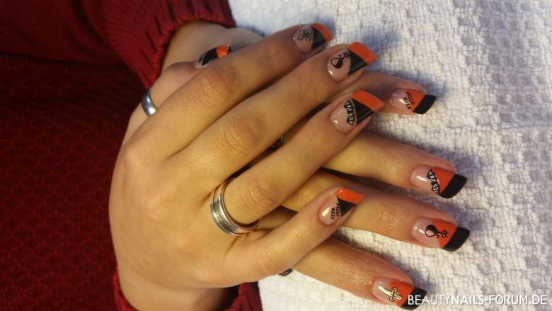 Gelnägel orange-schwarz mit sticker Nageldesign orange schwarz - Nägel in abgeschrägte Form  gearbeitet mit 1 Phasengel, farbgel Nailart