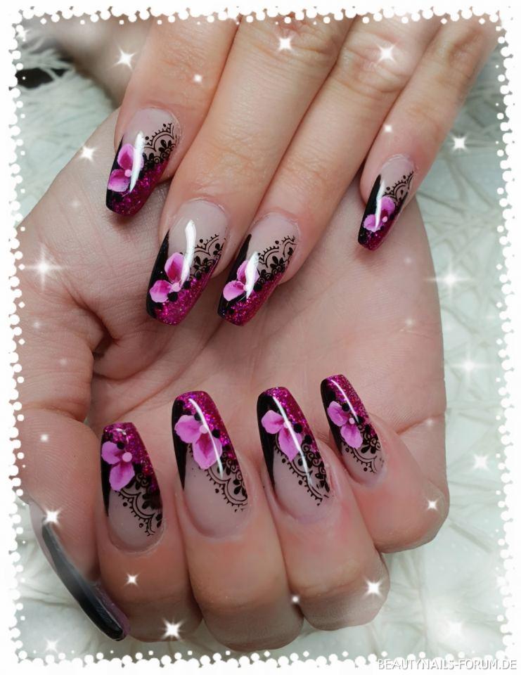 Glitzer mit Stamping und Blüten in One Stroke Technik Nageldesign