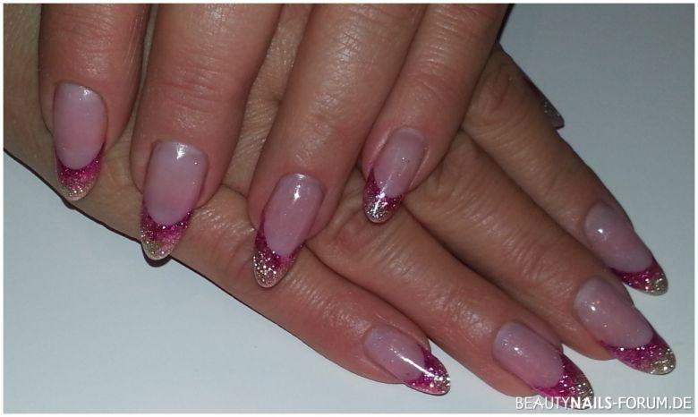 Glitzer und Funkelfrench elegant Nageldesign pink rosa - Tipmodelage mit Covergel in light rose.  French  gearbeitet mit Nailart