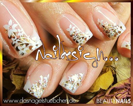 Herbstliches Stamping Nageldesign - Einfaches weisses French (Milky von AL), Effekt Pailletten und Nailart