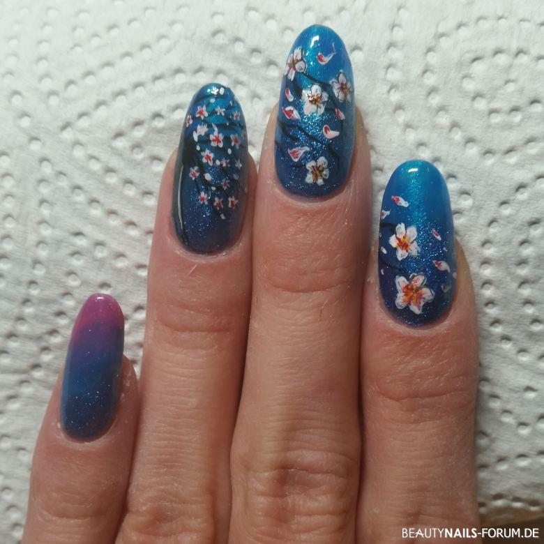 Kirschblüten Nailart auf blauem Untergrund Nageldesign blau - Ich hab was neues ausprobiert, modellage gele nailsfactory, farbe Nailart