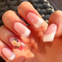 klassisches French mit neonrotem Glitzer und Rosen Nageldesign