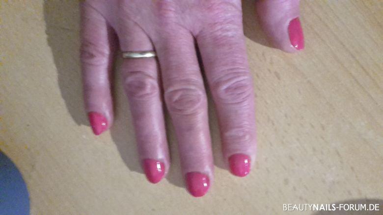 Lackierte Fingernägel beim Mann Nageldesign pink rosa - Nagellack von essence Nailart