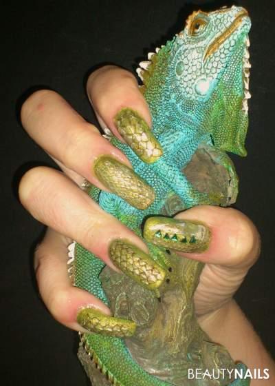 Leguan Gelnägel Nageldesign - Häutungsreste meiner Leguane in Gelnägel eingearbeitet, Grundfarbe Nailart
