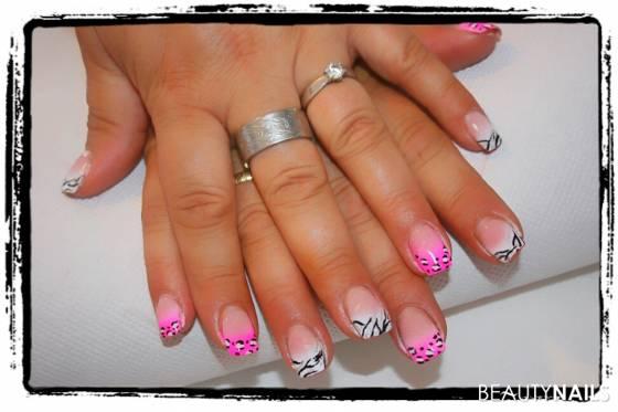 Leo vs. Zebra Nageldesign - Weiße und Neon Pinke Airbrushfarbe von Airbrush Geckler, Make-Up Nailart