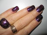 Lila mit Glitzer und passend designtem Ring Nageldesign