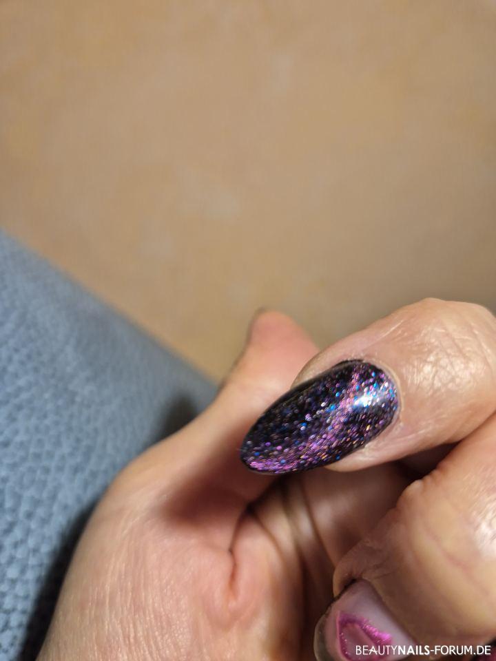 Magnetic Gel-Lack in Lila Nageldesign lila - Der Magneteffekt ist besser bei Kunstlicht zu erkennen. Nailart