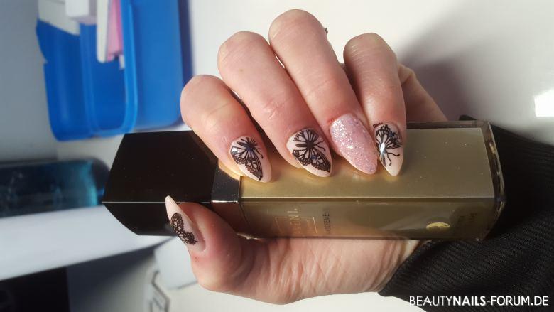 Make up Fullcover-Nägel mit Schmetterlingen Nageldesign schwarz nude - Alle Finger ausser rf sind ein fc aus dem make up gel von laveni Nailart