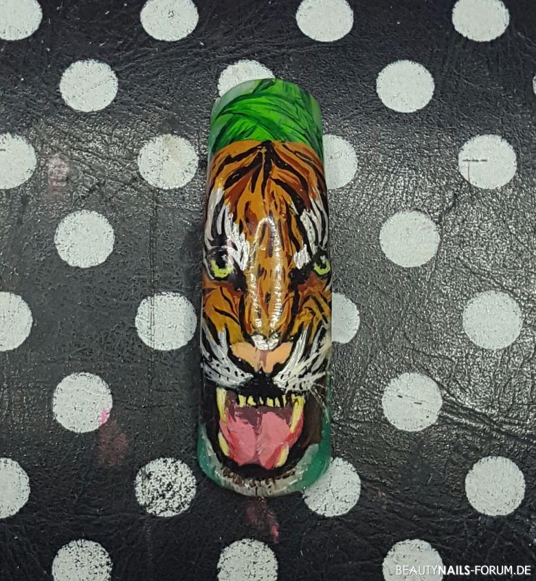Malerei mit Acrylfarben auf Krallentip - Tiger Nageldesign -  Nailart
