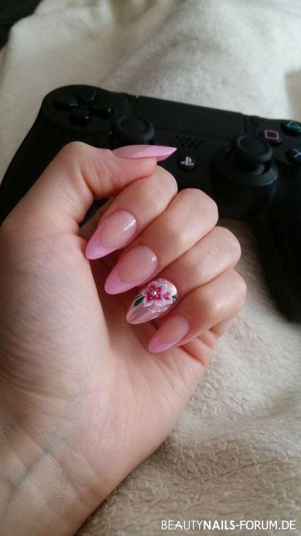 Mandelförmige French Nails mit Blumendesign Nageldesign rosa nude - Mit tips französische art gearbeitet ..Produkte fingerspitzengefühl Nailart