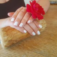 Maniküre mit weißem Nagellack + Glitzer Nageldesign