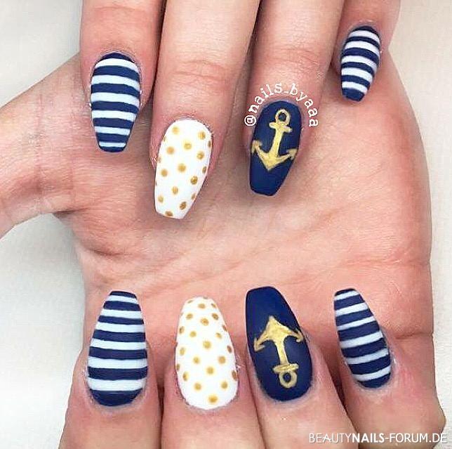 Marines Nageldesign, Streifen, Anker, blau-weiß-gold Nageldesign - Von Hand gemalt mit Acryl und Gel Nailart