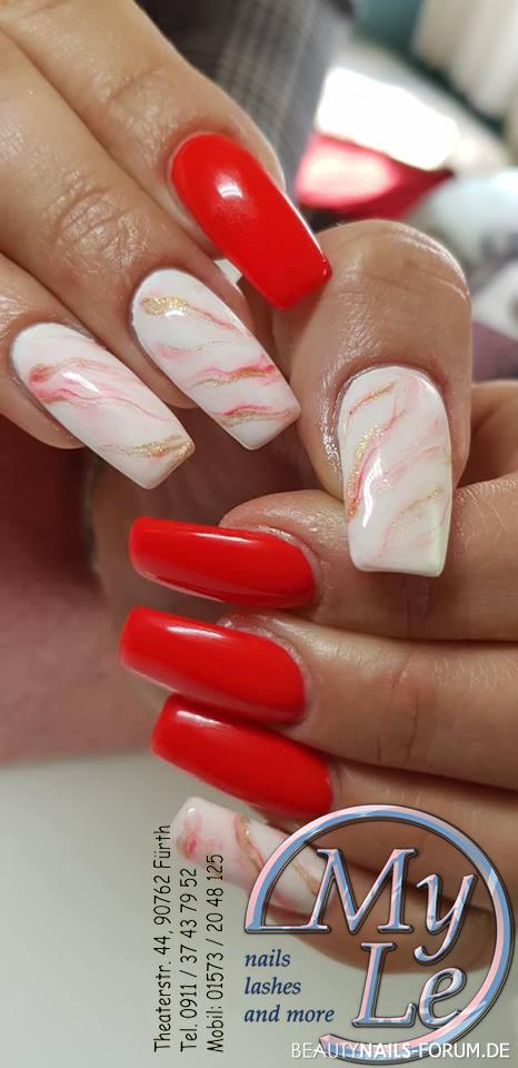 Marmor Design mit rotem Fullcover Nageldesign rot weiss - Marmor mit rot Nailart
