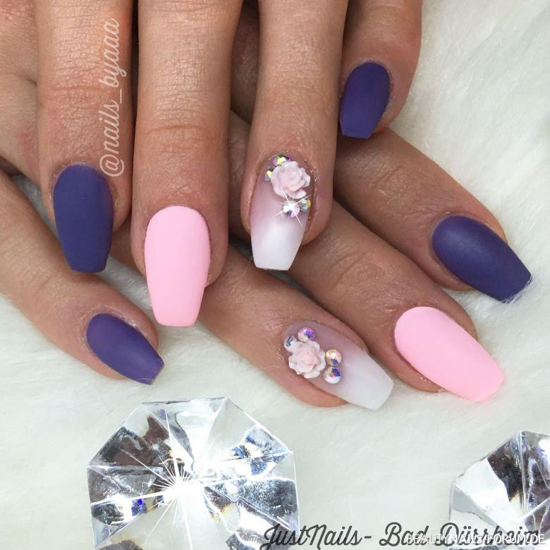 Matt mit Rose Nageldesign - Matt mit Rose und Steinchen , fieberglasgel Nailart