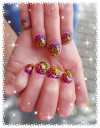 Nagelbeißer Modellage mit Farbverlauf und Malerei Nageldesign