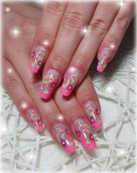 Nageldesign in pink mit Airbrush Blüten und Schnörkeln Nageldesign