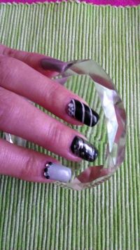 Nageldesign mit Nagellack und Strasssteinen besetzt Nageldesign