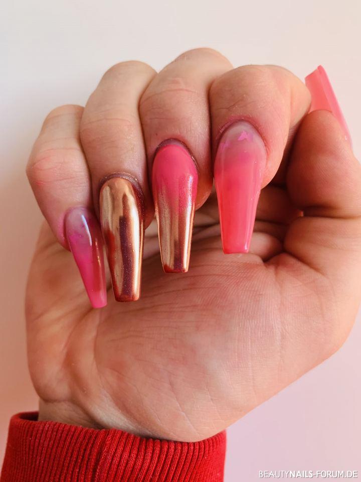 Nailart an Männerhand mit Farbverlauf