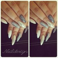 Nailart in gedeckten Farben, Silber, Chrome, Gold, Weiß Nageldesign