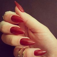 Nailart in klassischem Rot - spitze Form Nageldesign
