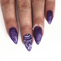 Nailart Mandala lila mit Glitzer Nageldesign