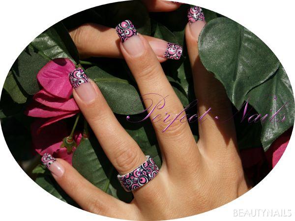 Nailart mit Ring (Ringrohling von Creativ Art Shop) Nageldesign - Stamping in schwarz und mit rosa teilweise ausgemalt. (macht Nailart