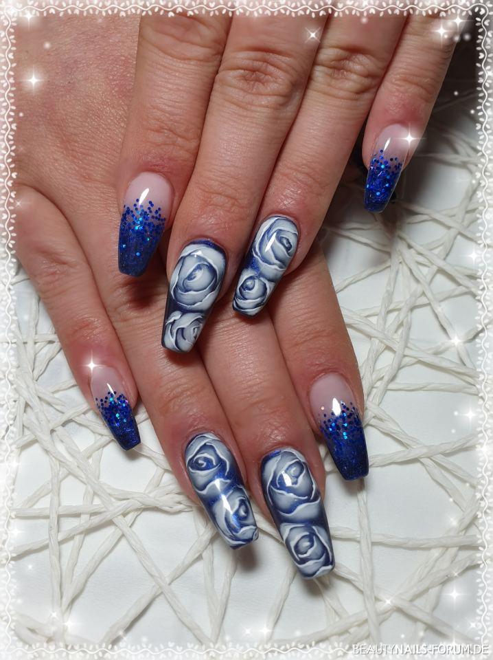 Nass in Nass Rosen Design mit Glitter Nageldesign blau - Gelmodellage in dunkelblau Glitter, Mittel- und Ringfinger als Nailart