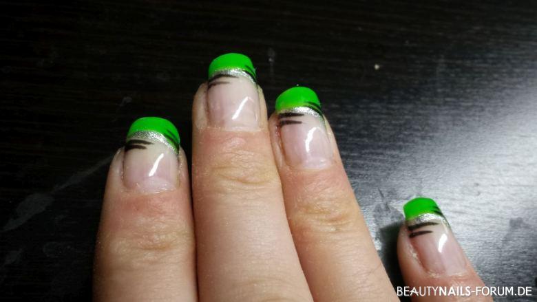 neon grüne French Manicure mit schwarzen Streifen