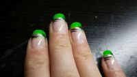 neon grüne French Manicure mit schwarzen Streifen Nageldesign