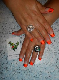neon orange smiley schwarze striche Nageldesign