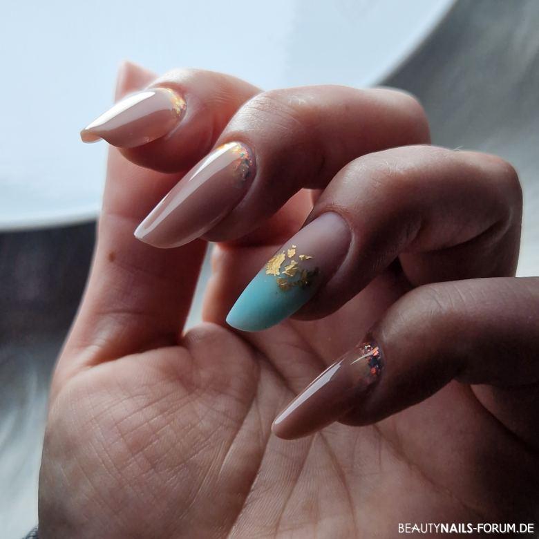 Nude mit Highlights Nageldesign türkis nude - Das waren meine Urlaubsnägel. Aufbaugel von Musa das souffle Nailart