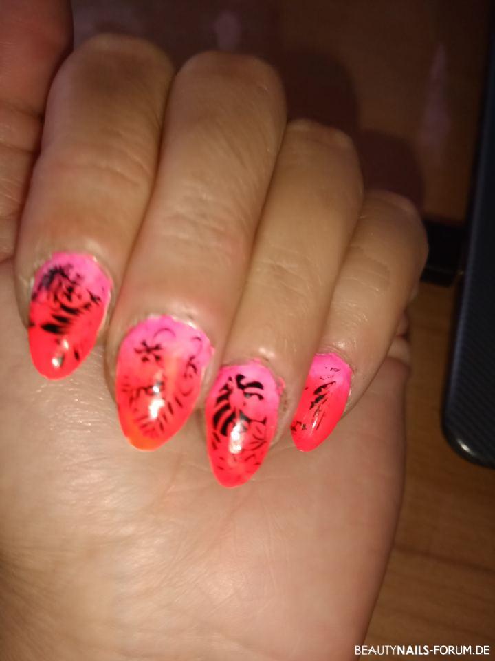 Ombre in Neon mit Stamping Nageldesign rot pink neon -  Nailart