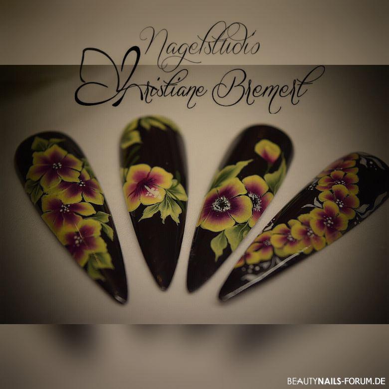 One Stroke schwarz mit Blumen-Nailart Nageldesign schwarz - Gemalt mit den Farben von Crystal nails Nailart
