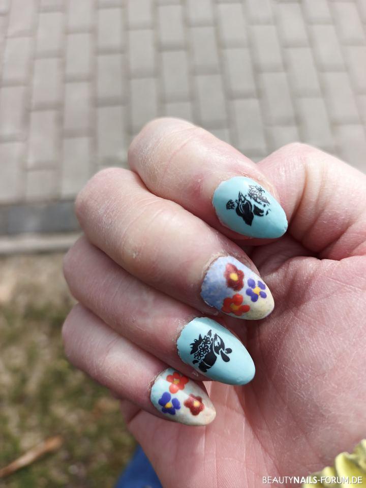 Osternägel in bunt mit Stamping Nageldesign bunt - Zeige- und Ringfinger in Türkis mit Stamping. Die restlichen Nailart