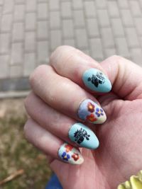 Osternägel in bunt mit Stamping Nageldesign