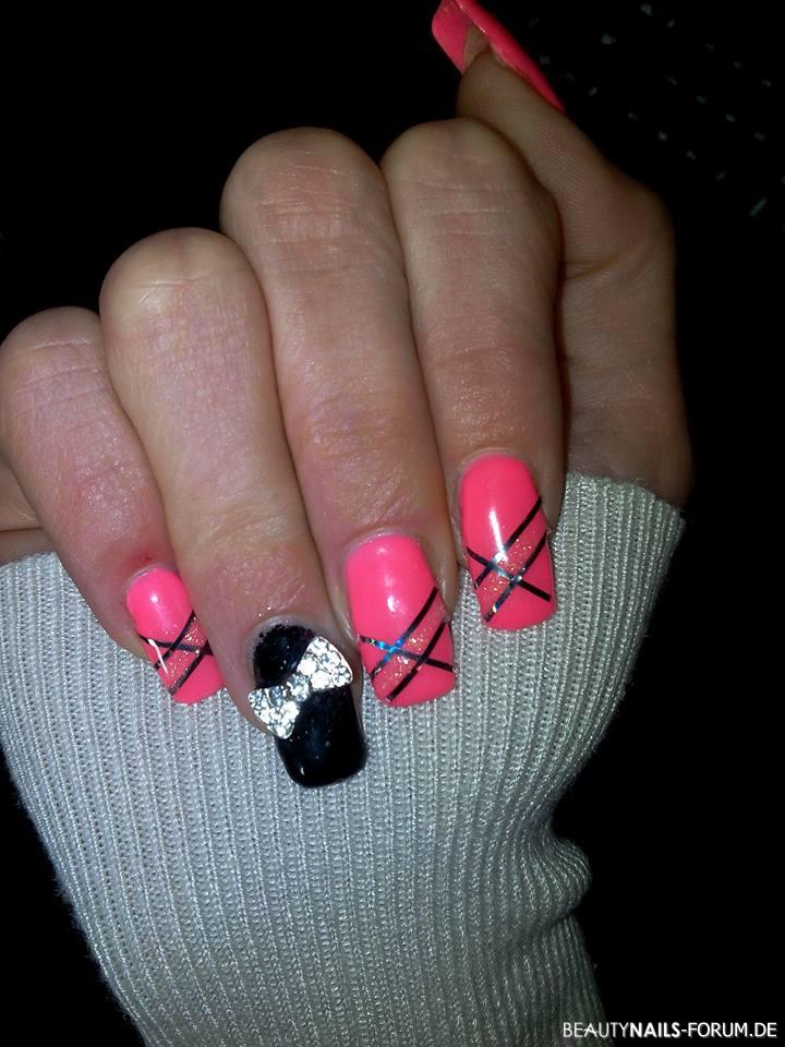 Pink Glam Nails Nageldesign - Overlay, Zierstreifen, Neonpink und schwarzes Glitzerpulver Nailart