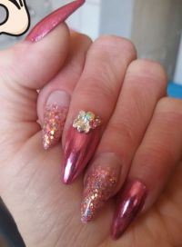 Pink Nails mit Glitter und Strass - spitze Form Nageldesign