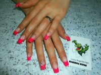 pink neon und schwarze gerade linien mit weißen punkten Nageldesign