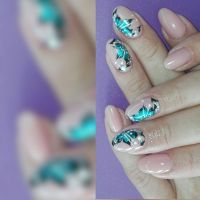 pinsel-Malerei türkisfarbene Blüten auf nude Nägeln Nageldesign