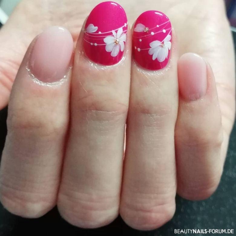 Pinselmalerei mit weißen Blüten auf Pink Nageldesign pink weiss - Rosa und weiße Blüten Nailart