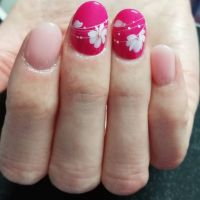 Pinselmalerei mit weißen Blüten auf Pink Nageldesign